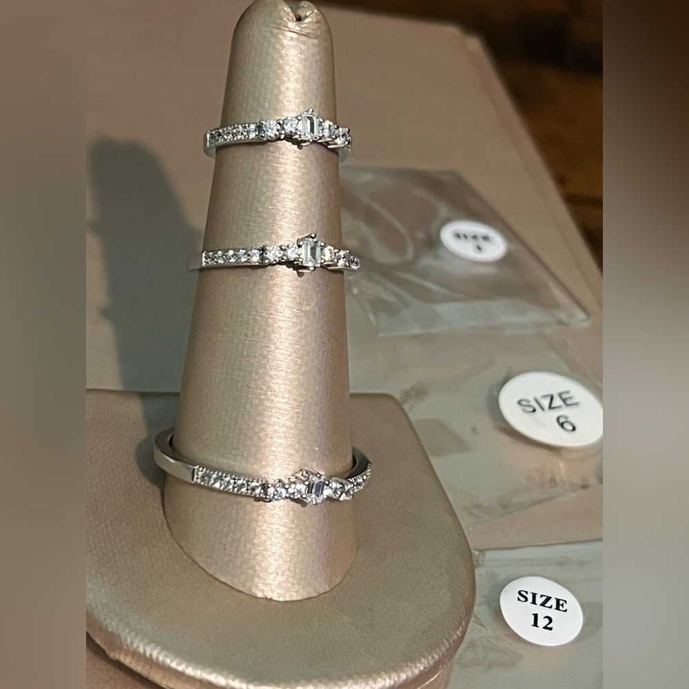Emerald cut bound ring - Picture 2 of 5